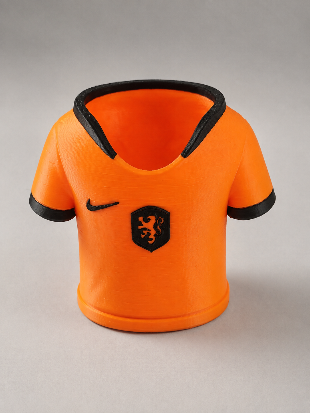 3D-geprinte pennenhouder in de vorm van een Nederlands voetbalshirt